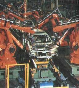 Сварочные роботы на сборочном конвейере автомобильного завода